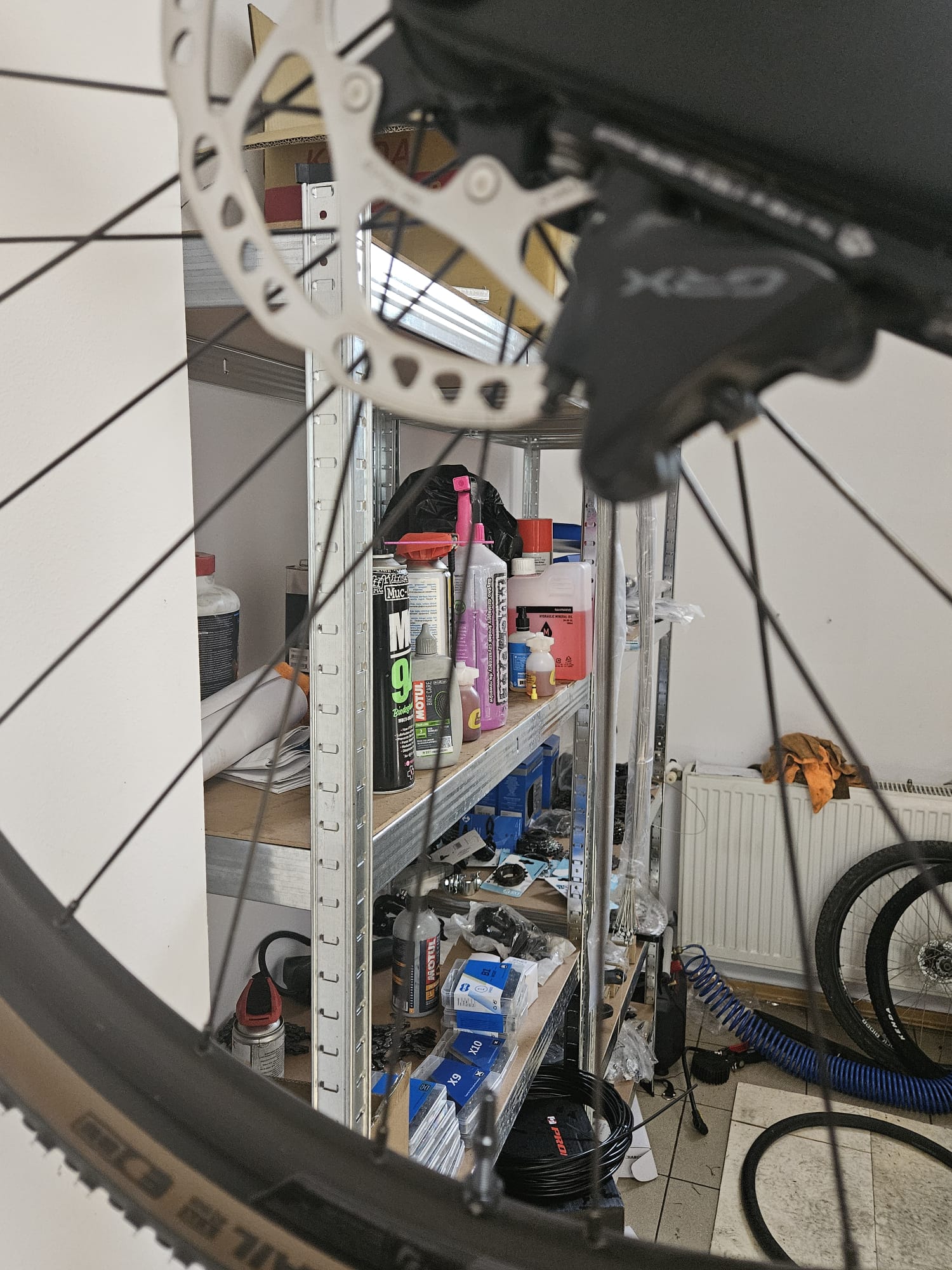 Intervenție mecanică la bicicleta unui client în atelierul Bicloo